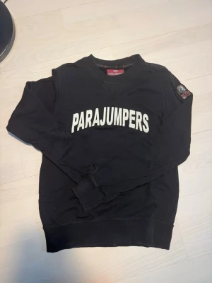 Tröja Parajumpers - Fleece/sweatshirt från Parajumpers. Håller värmen jättebra! Finns QR kod i tröjan. Herrstorlek SMALL, köpt i NK.