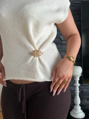 Klädsmycke - Detta är ett klädsmycke som ger din garderob ett nytt liv. En elegant detalj som även ger en bättre passform. Skriv privat om ni har fler frågor angående produkten💕