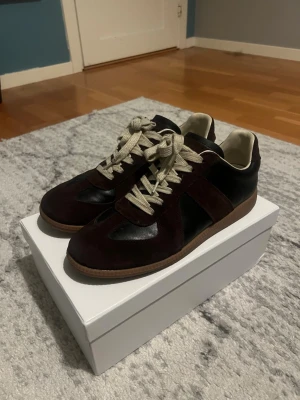 Margiela Gats - Ett par gats som är sparsamt använda, säljer pga att jag inte använder så mycket som jag tänkte att jag skulle. Skriv gärna för frågor och priset kan sänkas lite vid snabb affär.