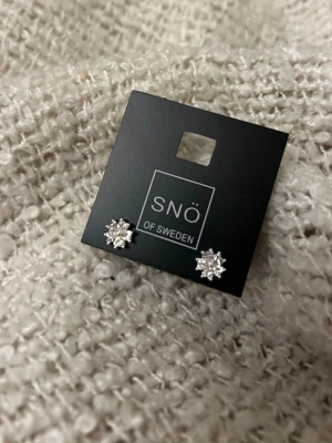 Snö örhängen  - Snö örhängen i silver, aldrig använda 