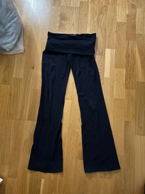 Mörkblåa yoga pants  - Mörkblåa yoga pants i storlek 158/164 köpt på Gina  