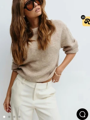 Beige stickad tröja gina - Säljer en stilren beige stickad tröja med rund hals och långa ärmar. Aldrig använd men utan prislapp 