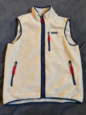 Patagonia väst  - Säljer en beige Patagonia väst. Inga defekter. Storlek M. Fraktar snabbt✅Hör av er vid frågor och funderingar!