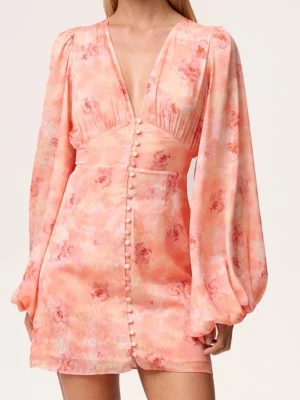 Kort blommig klänning med knappar - Världens finaste klänning som just nu inte säljs. Den är för liten för mig tyvärr. Använd vid 1 tillfälle så är helt som ny.