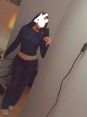 Snyggt set - Jätte snyggt set.  Formar kroppen såå fint! Väldigt stretchigt så kan både gå upp och ner en storlek.