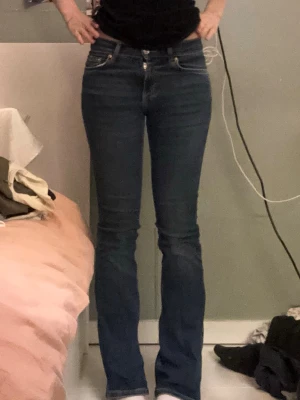 Mörkblå bootcut jeans från Gina Tricot  - Snygga mörkblå bootcut jeans 💗