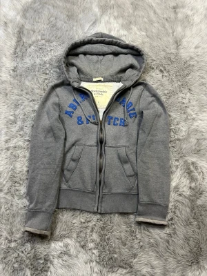 Abercrombie & Fitch hoodie - Säljer denna sällsynta och mycket eftertraktade Abercrombie & Fitch hoodie | Storlek S | Skick 9/10 | Vid eventuella frågor hör gärna av dig och erbjuder bra pris vid köp av bundle 😁✅