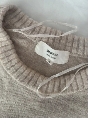 Beige stickad tröja Gina Tricot - Stickad tröja frpn Gina Tricot, inga defekter på användning. Tryck på köp nu går bra. Frågor eller fler bilder skriv gärna 🤭💕