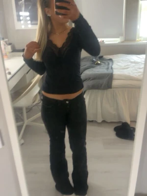 Svarta weekday bootcut jeans  - Säljer ett par svarta bootcut jeans från weekday. Passar mig som är 158 och passar till alla runt 156-159. Det är mina favorit jeans men säljer för att de blivit lite för små midjan för mig🥹 har en låg midja och är tillverkade i ett mjukt bomullsmaterial med lite stretch för komfort.