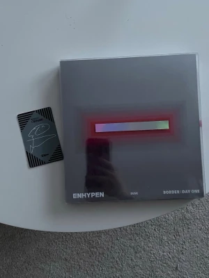 ENHYPEN, Border: Day One (dusk) - Allt inklusive photocard ingår förutom poster!! Kontakta om du vill veta vad det är för photocard🙏 skivan aldrig spelad och är i nyskick.