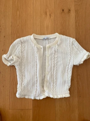 Vit kofta från Zara - Kort kofta från Zara i mjuk vit bomull. Superfint skick storlek S