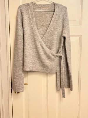 Grå omlottstickad tröja - Mysig grå stickad omlott-tröja med knytband i sidan från lager 157💕