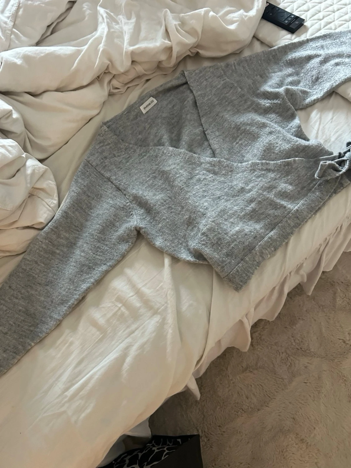 Grå omlottstickad tröja  - 1