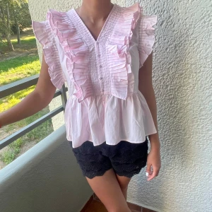 Ljusrosa volangblus YAS - Supersöt ljusrosa blus med v-ringning både fram och bak. Nypris 800, helt ny med prislapp kvar, storlek 36💓