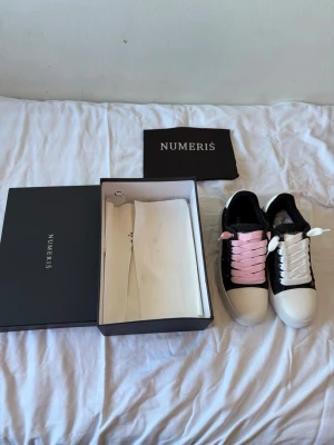 Numeris rosa vita sneakers  - Säljer dessa fräscha Numeris helt oanvända köpte de med passade inte, är för dig som vill ta sommaren med storm med en helt ny outfit som oftast börja med fräscha skor 