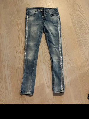 Jeans - Blåa jeans som är i bra skick jätte fina