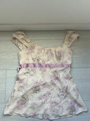 Hollister Topp - Floral Top from Hollister with bow at the back - fits form well and brand new