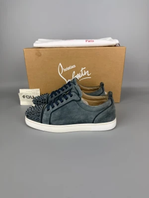 Christian Louboutin Louis Junior Spikes Sneaker Washed Blue - • The shoes have been gently used and are in very good condition • Size: 40 (fits 40.5–41) • Color: Washed Blue • Retail price: 9500 SEK / 795€ (very rare colorway) • Box, dustbag & receipt included