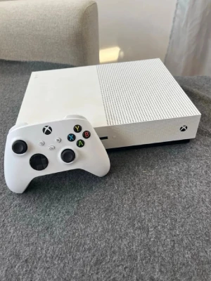 Xbox One  - Snygg och välvårdad Xbox One i vitt, Komplett med original trådlös handkontroll. Konsolen är nästan helt ny och har inte används mycket alls. Perfekt för gaming, streaming och underhållning i hemmet! 