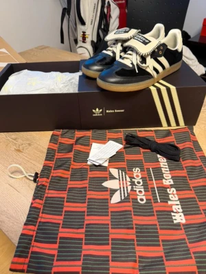 Adidas Wales Bonner Sambas  - Säljer ett par eftertraktade Wales Bonner x adidas sneakers med premiumkänsla och clean silhuett. Väldigt fina detaljer och hög komfort, perfekt mix mellan sport och luxury fashion.  Nypris ca 12,000:- 