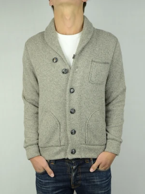 Hugo boss cardigan  - HUGO BOSS ORANGE CARDIGAN Storlek : S Passform : Normal Användning : Tröjan är i ett väldigt fint skick utan defekter Nypris : Cirka 2500SEK Modellen på bilden : 182CM och väger 74KG