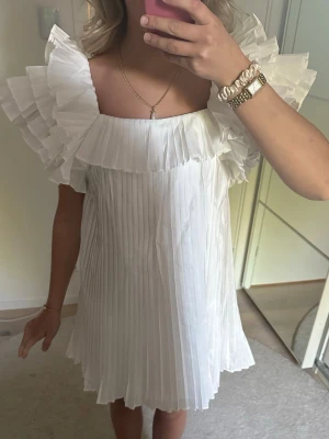 Vit klänning zara - Så fin och populär vit klänning från Zara. Så söt sommarklänning perfekt för student, skolavslutning och över midsommar!!🌸🌸☺️pris kan diskuteras