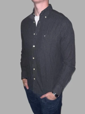 Mörkgrå skjorta från Morris - 🔹 Märke: Morris 🔹 Modell: Skjorta 🔹 Storlek: S 🔹 Färg: Mörkgrå 🔹 Skick: Väldigt fint skick 🔹 Passform: Classic Fit 🔹 Pris: 349kr  ✅ 100% äkta ✅ Snabb frakt ✅ Fler bilder/video finns vid intresse ✅ Stilren och lättmatchad
