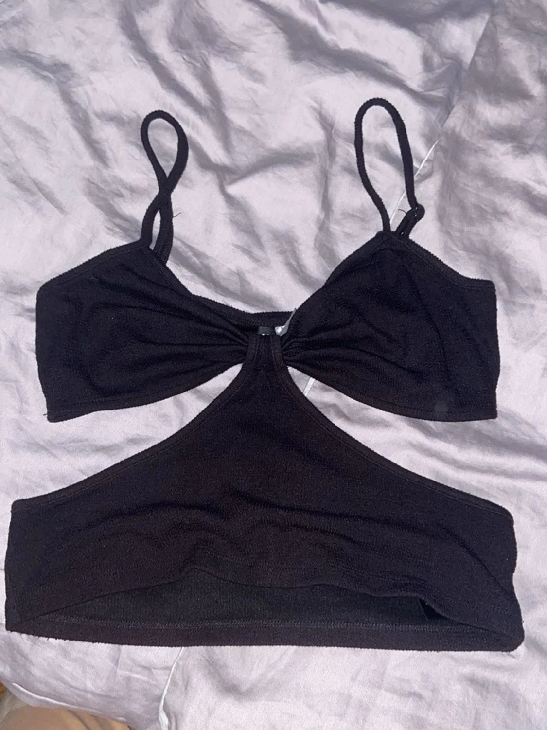 Svart cut-out croppad topp