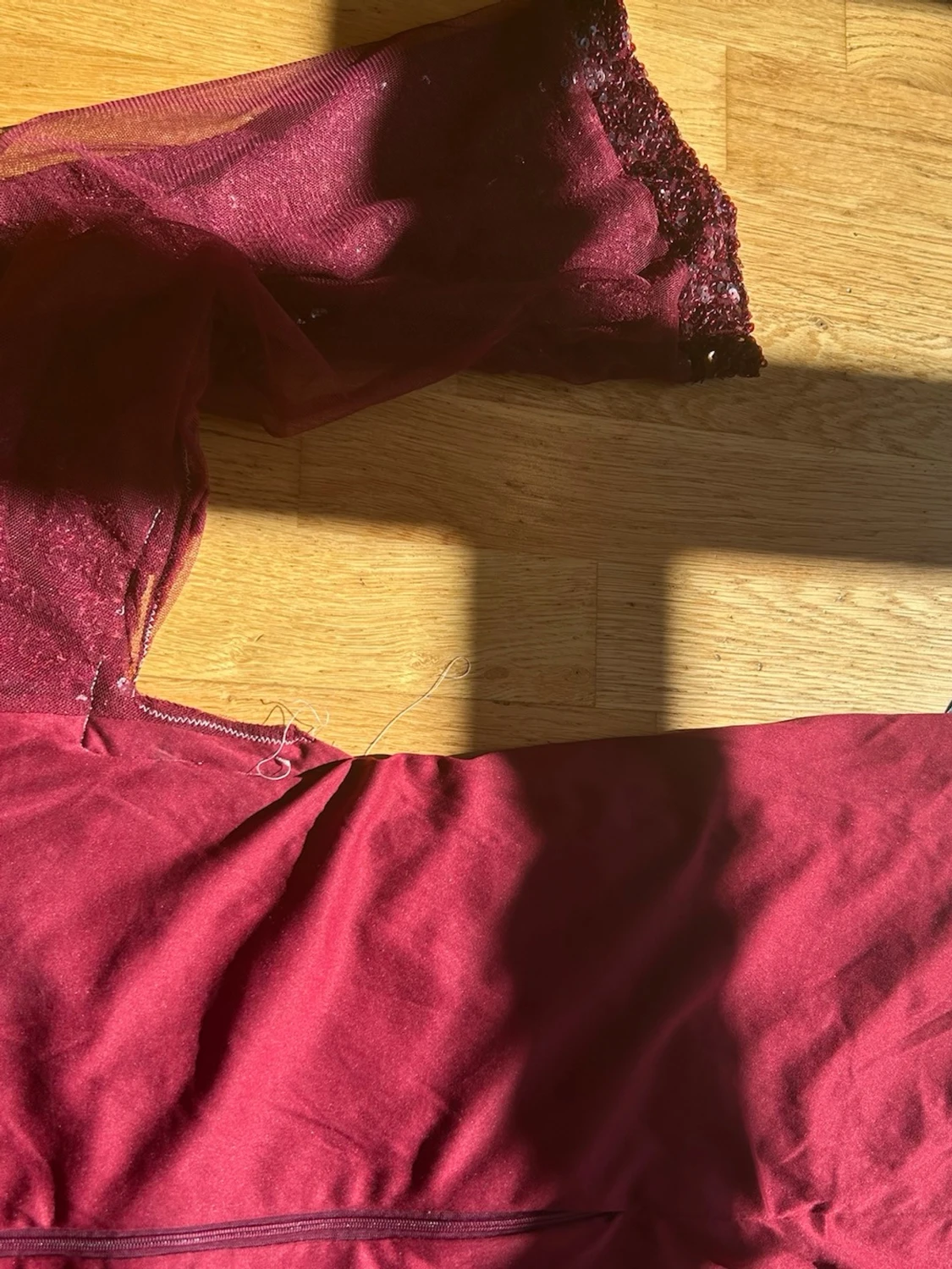 Vinröd glittrig paljettklänning - 2