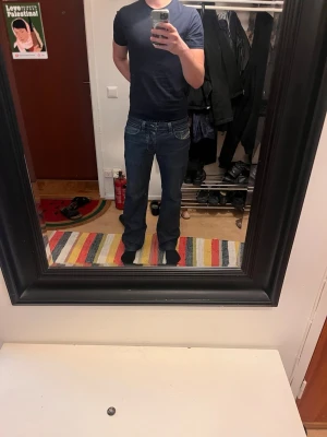 Vintage Diesel Larkee 0088Z wash - Säljer ett par regular-straight jeans från Diesel av modellen "LARKEE".  Made in Italy, tillverkade 7/07-2010, med en 0088Z wash, svart+mörkblå. Strl W32 L34. Varför Italien är relevant beror på kvalité på material och sömmar, idag har tillverkning flyttats till bl.a. Tunisien, vilket också försämrat kvalitén på Dieseljeans. Moto/motorcykel inspirerad design. Ta hand om dig
