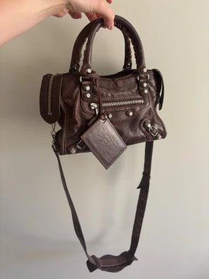 Balenciaga city bag  - Balenciaga city nano brown leather bag. Generellt bra skick men lite slitningar på lädret vid två av hörnen. Säljes med dustbag. 