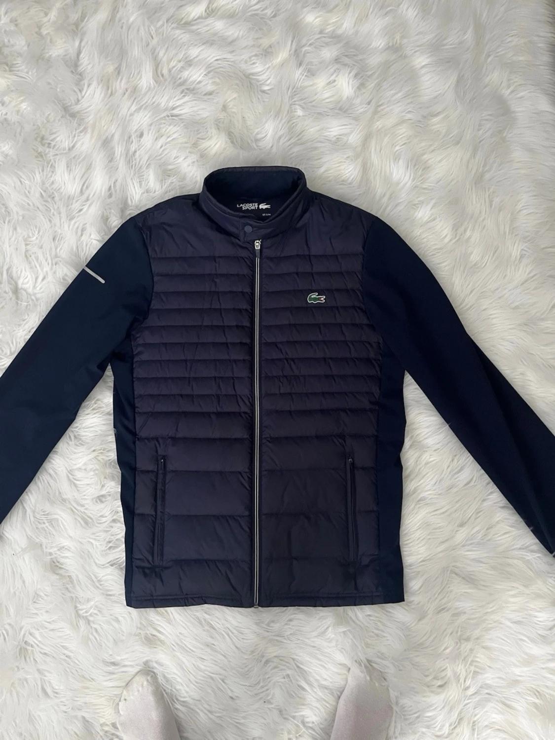 Mörkblå pufferjacka från Lacoste