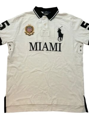 Ralph Lauren Miami Pike - Ralph Lauren pike, Miami. Storlek L i väldigt bra skick 8/10. Reserverad 
