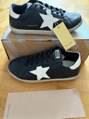 Golden goose sneaker - Oanvända skor, dustbagmedföljs