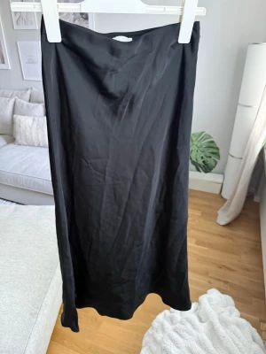 Satinkjol - Använd enstaka gång, inga trådar på tyget