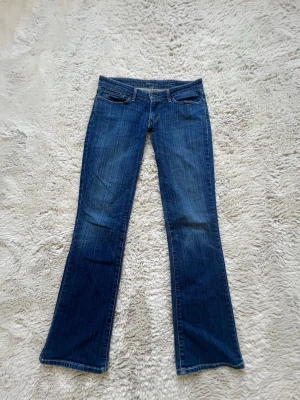 SUPER Low Rise Levi’s jeans - Mått finns på bilderna. Fint skick. Säljer då dem är för små för mig och för lågmidjade för min smak (de är väldigt låga). Sitter tajt, ta därför hänsyn till måtten (om du vanligtvis har dessa mått, kan de ändå vara för små). Har sytts lågmidjade av tidigare ägare. Kolla mått!