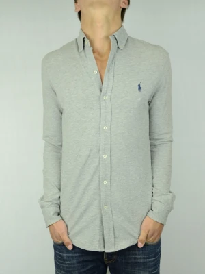 Ralph Lauren featherweight mesh skjorta  - POLO RALPH LAUREN FEATHERWEIGHT MESH SKJORTA Storlek : S Passform : Normal / lite större Användning : Skjortan är i ett väldigt fint skick utan defekter Nypris : Cirka 1800SEK Modellen på bilden : 182CM och väger 74KG