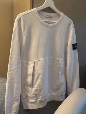 Stone Island tröja äkta  - Helt äkta stone Island tröja i vitt storlek M men sitter lite mindre i storleken 