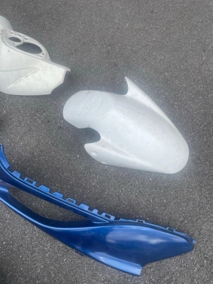 Yamaha Jog r framstänka - Den är i färgen vit, bra skick, inga sprickor. Jag fraktar så fort jag kan.