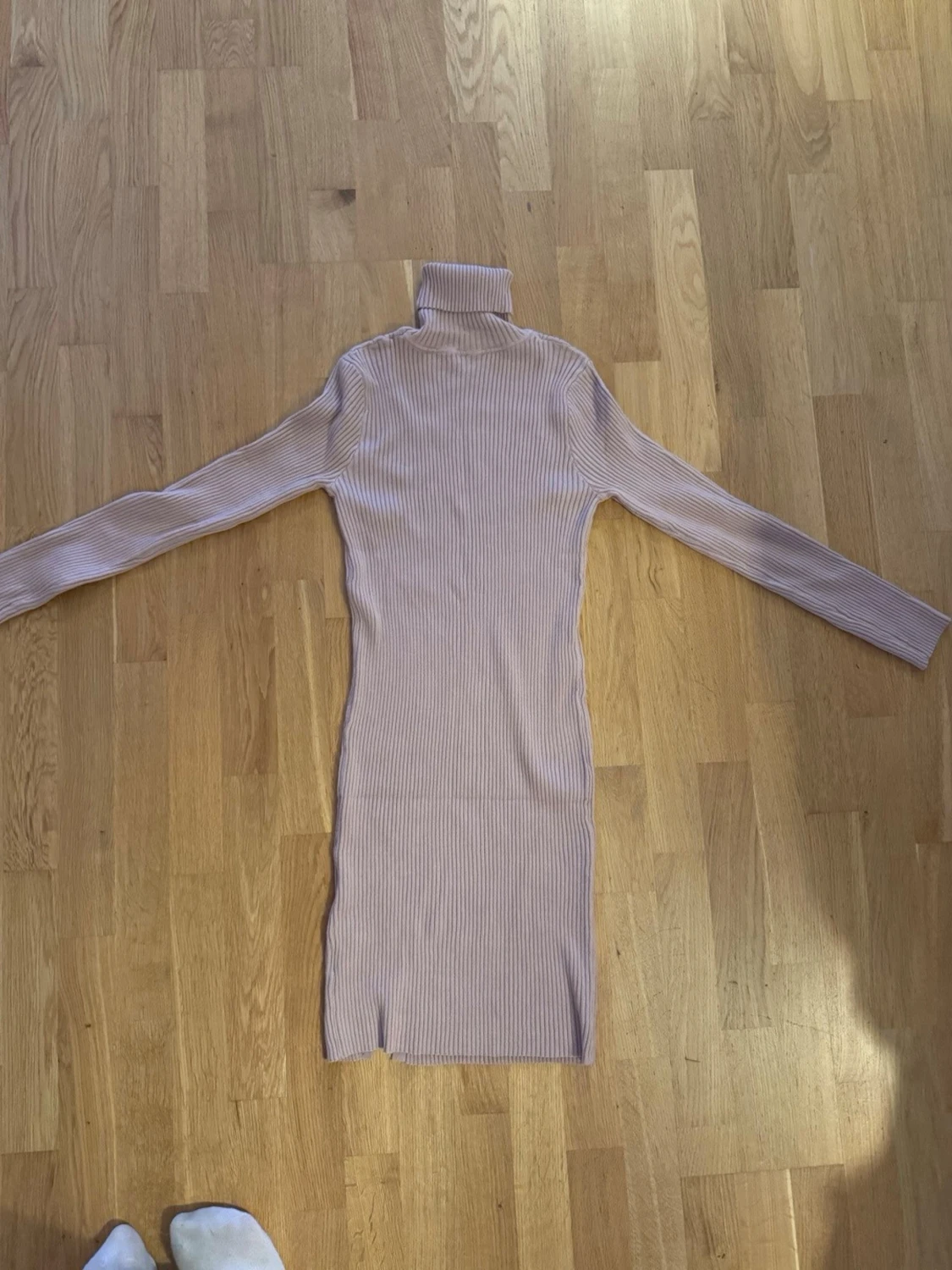 Beige ribbad poloklänning