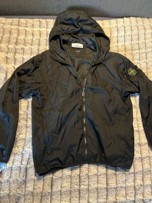 Stone Island Jacka - En svart stone Island windbreaker. Den är i fantastiskt bra skick, ingen tecken på slitage. Passar en vanlig XS