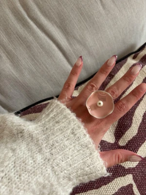 Ring - Säljer denna handgjorda ring.  Knapparna är vintage men själva ringen/ringstommen är helt ny och oanvänd. Materialet är rostfritt stål och varken tappar färg eller färgar av sig på huden. Ringen tål vatten. Storleken är justerbar, man kan trycka ihop och dra isär ringen till önskad storlek. Perfekt för dig som vill bära något unikt!