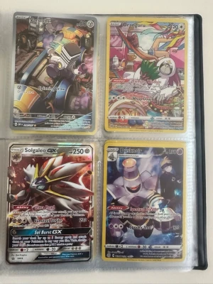 Pokémonkort pärm för samlare - Samling Pokémonkort i plastfickor i en svart pärm. Innehåller flera holografiska och GX-kort med färgstarka motiv, bland annat Solgaleo GX, Dusknoir, Oranguru och Varoorm. Perfekt för dig som gillar samlarkort och Pokémonvärlden.