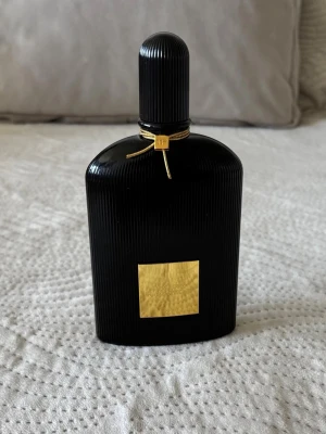 Tom Ford Black Orchid parfym - Säljer en lyxig parfym från Tom Ford, Black Orchid. På bild 2 har jag markerat med linjer hur mycket som återstår.