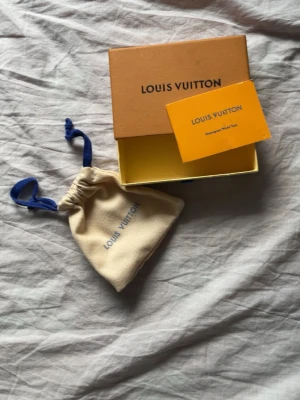 Box med tillbehör - Säljer nu en Fin och Snygg låda med tillbehör från Lxouis vuittoxn! Har ingen nytta av den så först till kvarn! Frakt görs inom postnord och betalning skers på swish✅