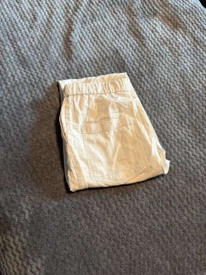 Linnesbyxor Zara - Linnebyxor från Zara i storlek Medium. Skicket är mycket bra, det enda jag gjort är sprätta upp längst ner på benen men alla trådar är borttagna så inget som syns. Nypris 599kr