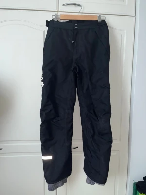 Toppahousut 158cm - Poikien toppahousut. Paljon käytetyt, kulumaa löytyy, mutta edelleen käyttökuntoiset. Pystyy asentamaan myös henkselit. Edessä molemminpuolin taskut. Koko 158cm. Vyötärön leveys n 40cm, haara-lahje n 70cm. Eläintalous MMM Katsothan myös muut ilmoitukseni Tarjoa 