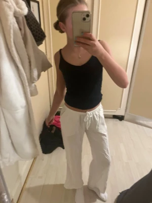 Vita linnebyxor från H&M - Säljer ett par vita linnebyxor från H&M i storlek xxs, säljer eftersom dom är för korta 