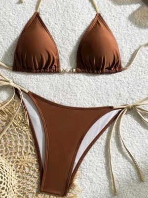 Brun trekantsbikini med knyt - Snygg brun trekantsbikini med knyt i sidorna och runt nacken. Klassisk modell med enkel design och tunna band. Perfekt för lata dagar på stranden eller poolen. Materialet känns mjukt och följsamt mot huden.