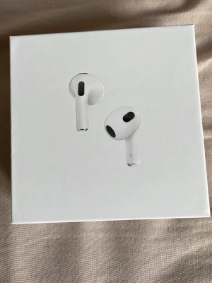 AirPods  - Säljer ett par AirPods som har väldigt bra ljud sitter fast i öronen och kan även lyssna på musik i olika mode
